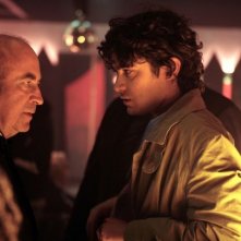 Bob Hoskins con Riccardo Scamarcio in una scena del film Go Go Teles