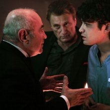 Bob Hoskins e Riccardo Scamarcio in una scena del film Go Go Teles
