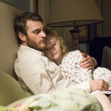 Joaquin Phoenix e Elle Fanning in una sequenza del film Reservation Road