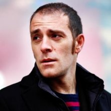 Valerio Mastandrea in una scena di Chi nasce tondo...