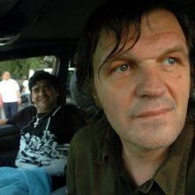  Emir Kusturica e Diego Maradona (alle sue spalle) in una sequenza del documentario Maradona by Kusturica