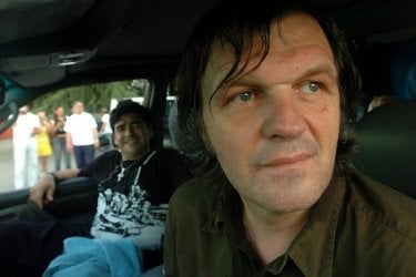 Emir Kusturica e Diego Maradona (alle sue spalle) in una sequenza del documentario Maradona by Kusturica