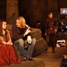 Georgie Henley e il regista Andrew Adamson in un'immagine dal set del film Le cronache di Narnia: il principe Caspian