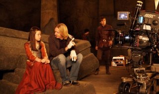 Georgie Henley e il regista Andrew Adamson in un'immagine dal set del film Le cronache di Narnia: il principe Caspian