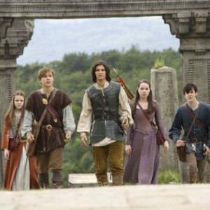 Georgie Henley, William Moseley, Ben Barnes, Anna Popplewell e Skandar Keynes in una scena del film Le cronache di Narnia: il principe Caspian
