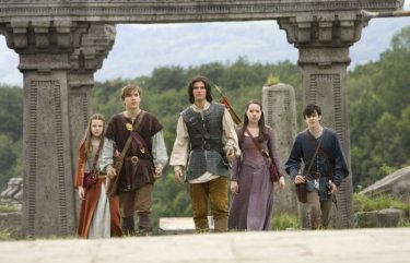 Georgie Henley, William Moseley, Ben Barnes, Anna Popplewell e Skandar Keynes in una scena del film Le cronache di Narnia: il principe Caspian