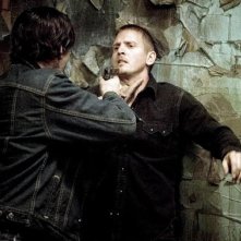 Jim Caviezel (di spalle) e Barry Pepper in una scena del film Identità sospette