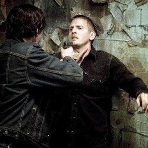 Jim Caviezel (di spalle) e Barry Pepper in una scena del film Identità sospette