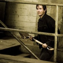 Jim Caviezel in una scena del film Identità sospette