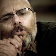 Joe Pantoliano in una scena del film Identità sospette