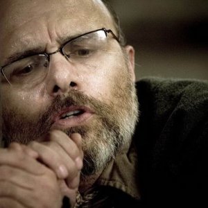 Joe Pantoliano in una scena del film Identità sospette