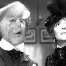 John Hurt & Anne Bancroft in una scena di The Elephant Man