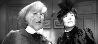 John Hurt & Anne Bancroft in una scena di The Elephant Man