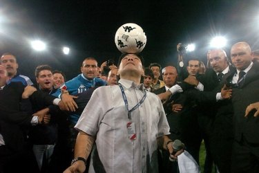 Maradona (al centro) in una sequenza del documentario Maradona by Kusturica