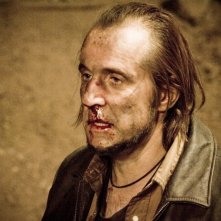 Peter Stormare in una scena del film Identità sospette