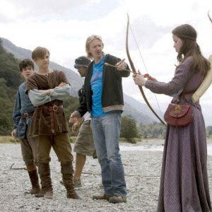 Skandar Keynes, William Moseley, il regista Andrew Adamson e Anna Popplewell sul set del film Le cronache di Narnia: il principe Caspian