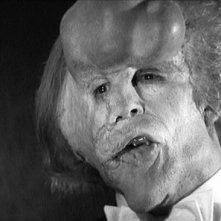 Un drammatico primo piano di John Hurt, l'Uomo Elefante, in The Elephant Man
