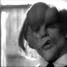 Un eloquente primo piano di John Hurt, l'Uomo Elefante, in The Elephant Man