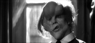 Un eloquente primo piano di John Hurt, l'Uomo Elefante, in The Elephant Man