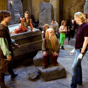 William Moseley, Georgie Henley, Peter Dinklage e il regista Andrew Adamson sul set del film Le cronache di Narnia: il principe Caspian