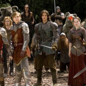 William Moseley, Skandar Keynes, Ben Barnes, Anna Popplewell e Peter Dinklage in una scena del film Le cronache di Narnia: il Principe Caspian