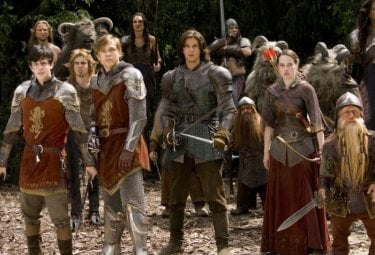 William Moseley, Skandar Keynes, Ben Barnes, Anna Popplewell e Peter Dinklage in una scena del film Le cronache di Narnia: il Principe Caspian