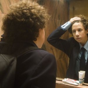 Alejandro Tocar in una sequenza del film Acne