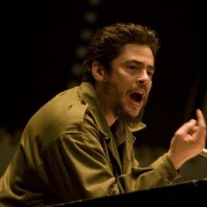 Benicio Del Toro in una scena del dramma biografico Che