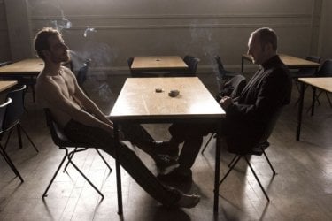 Michael Fassbender e Liam Cunningham in una sequenza del film Hunger