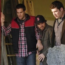 Brad William Henke, Geoff Stults ed Evan Jones in una scena dell'episodio 'Best Friend Windows' di October Road