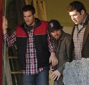 Brad William Henke, Geoff Stults ed Evan Jones in una scena dell'episodio 'Best Friend Windows' di October Road