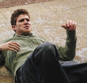 Bryan Greenberg a terra nell'episodio 'Best Friend Windows' di October Road