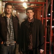 Bryan Greenberg e Geoff Stults in una scena dell'episodio 'Let's Get Owen' di October Road