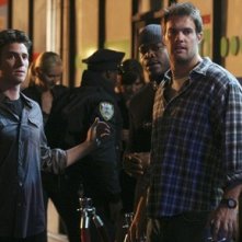 Bryan Greenberg e Geoff Stults in una scena di gruppo dell'episodio 'Let's Get Owen' di October Road