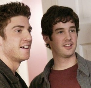 Bryan Greenberg e Jonathan Murphy nel pilot di October Road