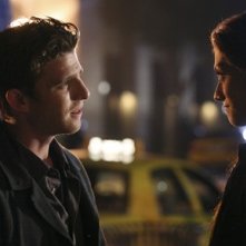 Bryan Greenberg e Michelle Lombardo nell'episodio 'Let's Get Owen' di October Road