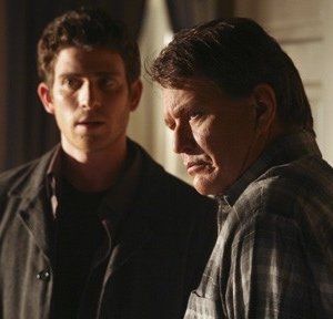 Bryan Greenberg e Tom Berenger nell'episodio 'Let's Get Owen' di October Road