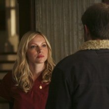 Geoff Stults (di spalle) e Laura Prepon nell'episodio 'Let's Get Owen' di October Road