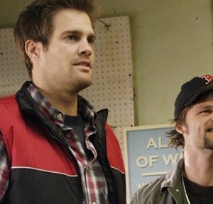Geoff Stults ed Evan Jones nell'episodio 'Best Friend Windows' di October Road