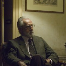 Giulio Bosetti nel ruolo di Eugenio Scalfari in una scena del film Il Divo