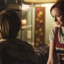Jay Paulson (di spalle) e Lindy Booth nell'episodio 'How to Kiss Hello' di October Road
