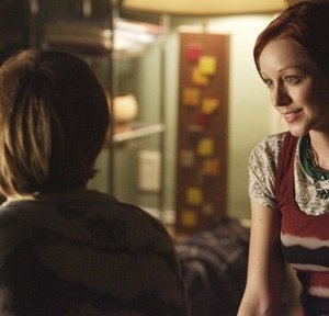 Jay Paulson (di spalle) e Lindy Booth nell'episodio 'How to Kiss Hello' di October Road