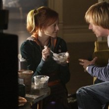 Jay Paulson e Lindy Booth in un momento nell'episodio 'How to Kiss Hello' di October Road