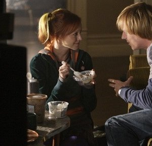 Jay Paulson e Lindy Booth in un momento nell'episodio 'How to Kiss Hello' di October Road