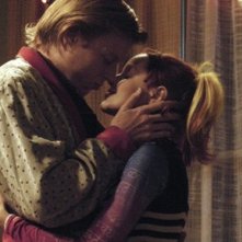 Jay Paulson e Lindy Booth si baciano in 'Secrets and Guys' di October Road