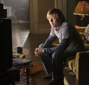 Jay Paulson guarda la tv nell'episodio 'How to Kiss Hello' di October Road