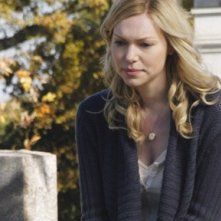 Laura Prepon al cimitero nell'episodio 'Tomorrow's So Far Away'
