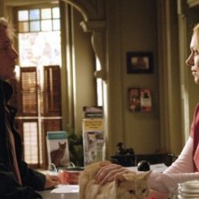 Tom Berenger e Laura Prepon nell'episodio 'The Pros and Cons of Upsetting the Applecart' di October Road