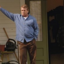 Tom Berenger in una scena dell'episodio 'The Pros and Cons of Upsetting the Applecart' di October Road