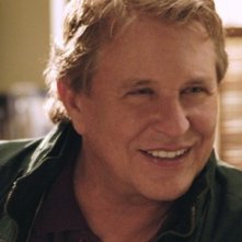 Tom Berenger nell'episodio 'The Pros and Cons of Upsetting the Applecart' di October Road